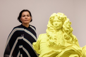 Η Κιμίκο Γιοσίντα ποζάρει δίπλα στο γλυπτό που απεικονίζει τον βασιλιά Λουδοβίκο