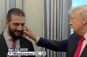 Ο Τραμπ ψεκάζει τον Αλ Σάρα με άρωμα στον Λευκό Οίκο