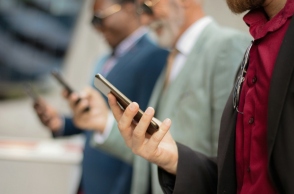 3 ανδρες κρατουν κινητα