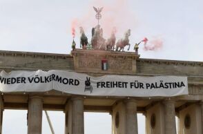 Bερολίνο: Ακτιβιστές με ανυψωτικό κρέμασαν πανό υπέρ της Παλαιστίνης στην Πύλη του Βρανδεμβούργου