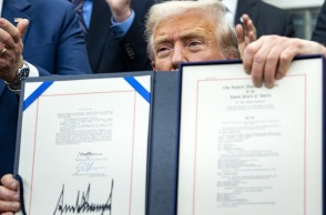 Έληξε το μεγαλύτερο shutdown στην αμερικανική ιστορία - Ο Τραμπ υπέγραψε τη συμφωνία στο Οβάλ Γραφείο