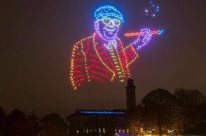 Ο Χόκνεϊ… στον ουρανό: Πάνω από 600 drones «ζωντανεύουν» τα έργα του