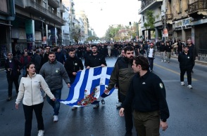 Στην κορυφή της πορείας η αιματοβαμμένη σημαία-σύμβολο του Πολυτεχνείου - Πώς κινούνται τα ΜΜΜ