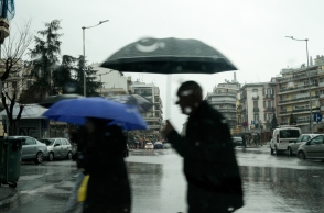 βροχη, περαστικοι, ομπρελες