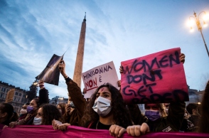 Πορεία διαμαρτυρία κατά της βίας εναντίον των γυναικών στη Ρώμη 