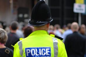 1_police-officer-during-mathew-street-festival