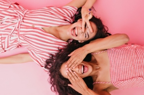 Συγχρονίζονται όντως οι περίοδοι; Το φαινόμενο που διχάζει γενιές γυναικών