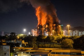 πυρκαγιά σε πολυώροφο συγκρότημα κατοικιών στο Χονγκ Κονγκ