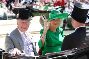 Ο βασιλιάς Κάρολος και η βασίλισσα Καμίλα στο Άσκοτ της Βρετανίας