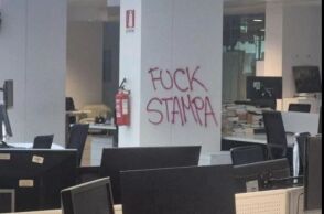 Επίθεση στην «La Stampa»: Καταδίκη από τη συντακτική ομάδα και μήνυμα υπεράσπισης της ελευθερίας του Τύπου