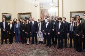 Παρίσι: Συναντηση Τασούλα με φοιτητές του Πανεπιστήμιου Ιωαννίνων που κέρδιαν το χρυσό μετάλλιο σε διεθνή διαγωνισμό βιολογίας 