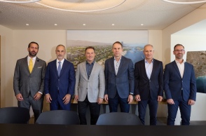 (από αριστερά): Σ. Παπαγεωργίου, Smart Energy & Telecoms Director, LAMDA Development, Θ. Γαβριηλίδης, Chief Investment Officer, LAMDA Development, O. Αθανασίου, CEO LAMDA Development, Κ. Νεμπής, Πρόεδρος και Διευθύνων Σύμβουλος Ομίλου ΟΤΕ, Γ. Κωνσταντινίδης – Chief Strategy, Transformation & Wholesale Officer Ομίλου ΟΤΕ, Δ. Τσατσάνης, Strategy & Business Transformation Principal Ομίλου ΟΤΕ.