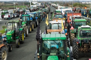 Οι αγρότες παραμένουν στα μπλόκα