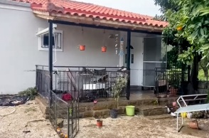 Βγήκαν από τα παράθυρα μαζί με τρία σκυλιά και κολύμπησαν -  Τουρίστες σώθηκαν από «θαύμα» στη Φοινικούντα