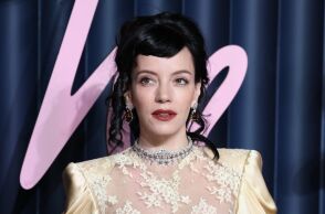 Λίλι Άλεν: Η τραγουδίστρια κυκλοφορεί USB σε σχήμα «παιχνιδιού» ως αναφορά στους στίχους του νέου της άλμπουμ West End Girl - Οι αντιδράσεις των θαυμαστών