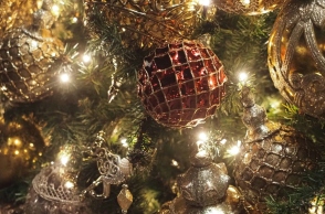 Μπορoύμε να αφήνουμε τα φωτάκια του χριστουγεννιάτικου δέντρου αναμμένα όλη νύχτα; - Οι ειδικοί απαντούν