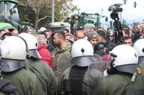 Θεσσαλονίκη: Ένταση και χημικά ανάμεσα σε ΜΑΤ και αγρότες