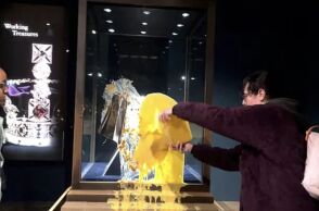 Κραμπλ μήλου και κρέμα πάνω στο στέμμα: τέσσερις συλλήψεις στον Πύργο του Λονδίνου