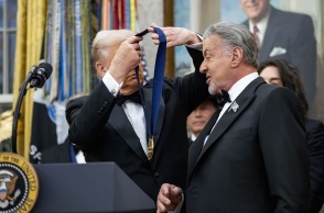 Ο Τραμπ βραβεύει τον Σιλβέστερ Σταλόνε