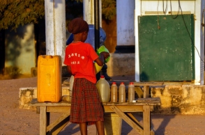 Ένα νεαρό κορίτσι πουλάει βενζίνη στη Νιγηρία