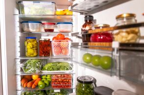 Μπορώ να φυλάξω το φαγητό, ζεστό, στο ψυγείο; 