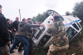 Πρωτοφανείς αγριότητες στην Κρήτη: Δείτε εικόνες από τα επεισόδια αγροτών και αστυνομίας