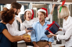 White Elephant: Η ανατρεπτική ιδέα που μπορεί να αντικαταστήσει το Secret Santa φέτος τα Χριστούγεννα