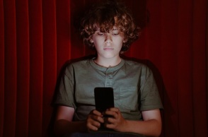 This is the end - Οι Αυστραλοί έφηβοι «θρηνούν» την απώλεια πρόσβασης στα social media