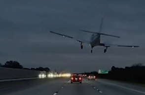 Αεροπλάνο προσγειώθηκε πάνω σε αυτοκίνητο