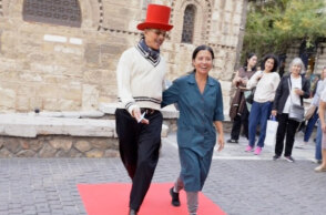 Ο Λάκης Γαβαλάς μετατρέπει την Ερμού σε πασαρέλα | ΣΚΡΑΤΣ