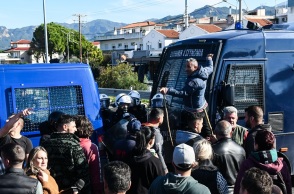 Ένταση στην Πάτρα: Μπλόκο της αστυνομίας στους αγρότες στο Ρίο-Αντίρριο - Έπεσαν χημικά και κρότου λάμψης