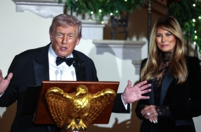 Ο Ντόναλντ Τραμπ και η Πρώτη Κυρία Μελάνια Τραμπ παρευρίσκονται στον Χορό του Κογκρέσου στο Μεγάλο Φουαγιέ του Λευκού Οίκου στην Ουάσινγκτον