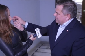 Πολωνία: Γερουσιαστής επιχειρεί να κλείσει μικρόφωνο δημοσιογράφου