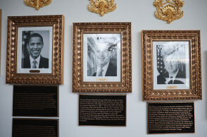 Ο Τραμπ έστησε «Walk of Fame» στον Λευκό Οίκο – με πλακέτες-επιθέσεις σε Μπάιντεν και Ομπάμα