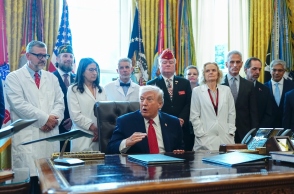 Ο Ντόναλντ Τραμπ υπογράφει εκτελεστικό διάταγμα χαλαρώνοντας τους περιορισμούς για τη μαριχουάνα