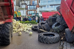 Επεισόδια έξω από το σπίτι του Μακρόν – Αγρότες πέταξαν κοπριές, λάχανα και λάστιχα