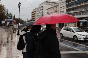 Καιρός, περαστικοι, βροχη