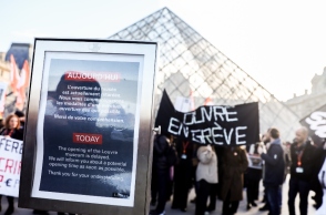 Υπάλληλοι του Λούβρου διαδηλώνουν έξω από το μουσείο