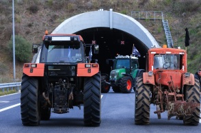 Οι αγρότες έκλεισαν τις σήραγγες στα Τέμπη – Η αστυνομία απαγόρευσε τη διέλευση και για ΙΧ