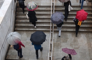 Καιρός, περαστικοι, βροχη
