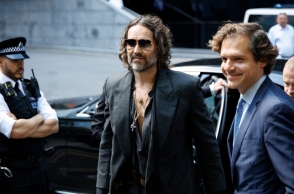 Ο Ράσελ Μπραντ στο Δικαστήριο του Σάουθγουορκ 