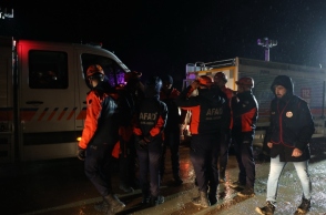 Σωστικά συνεργεία προσπαθούν να απεγκλωβίσουν επιζώντες