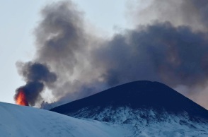 Εντυπωσιακές εικόνες: Η χιονισμένη Αίτνα «ξύπνησε» ξανά εκτοξεύοντας τέφρα και καπνό