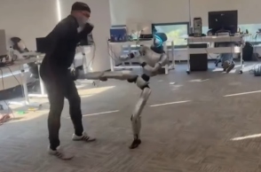 ρομπότ κλωτσάει άνδρα στα γεννητικά του όργανα