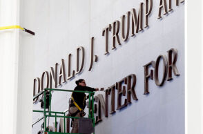 Ακυρώσεις καλλιτεχνών στο Kennedy Center μετά τη μετονομασία με το όνομα Τραμπ