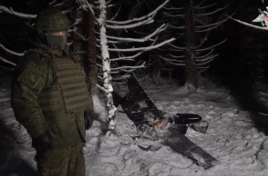 Ρώσος σταρτιωτικός δίπλα σε κατεστραμμένο drone