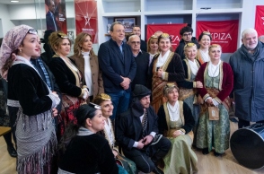 Κάλαντα της Πρωτοχρονιάς στον πρόεδρο του ΣΥΡΙΖΑ-Προοδευτική Συμμαχία Σωκράτη Φάμελλο, από το χορευτικό τμήμα της αδελφότητας Κρωμναίων Καλαμαριάς