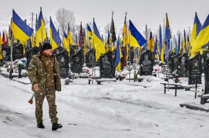 Ουκρανός στρατιώτης στο στρατιωτικό νεκροταφείο του Χάρκοβο