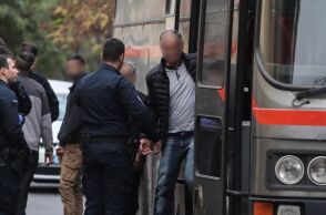 H προσαγωγή στη δίκη των δύο αστυνομικών που κατηγορούνται για κακοποίηση των παιδιών τους