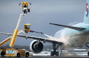 Καθαρισμός αεροσκάφους από τον πάγο στο αεροδρόμιο του Άμστερνταμ